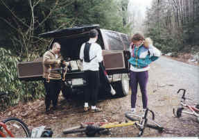 Unloading for Old 84 Flat Top2.jpg (246951 bytes)